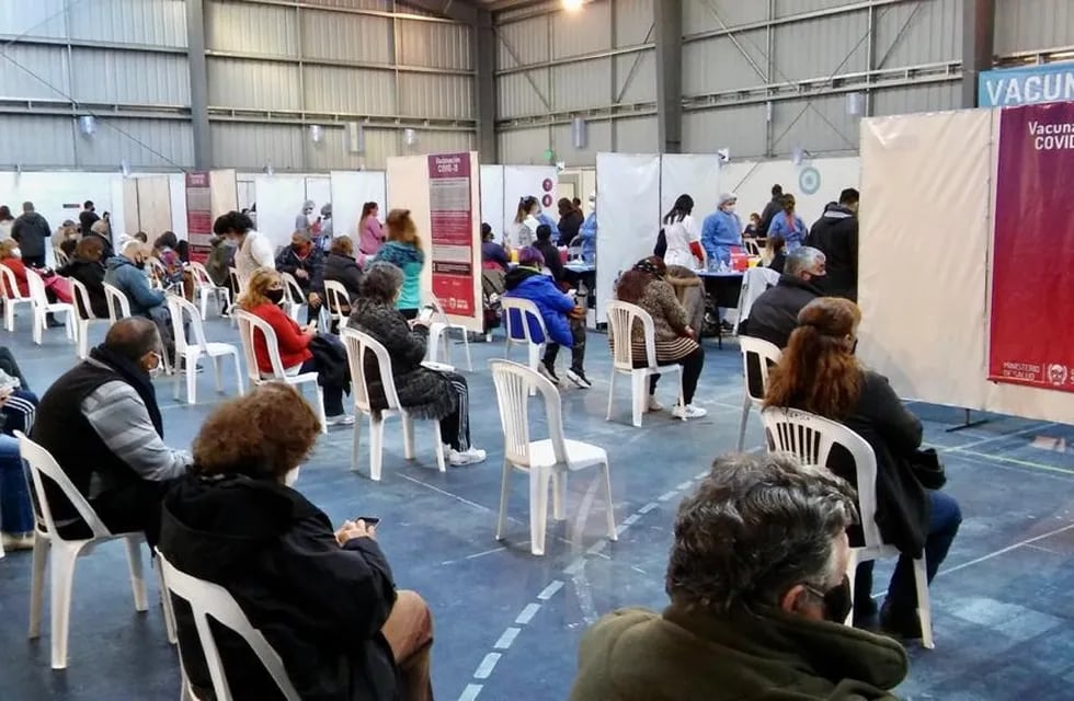 Hoy era intensa la actividad en el operativo de vacunación que se realiza en el Polideportivo Municipal de la Ciudad de San Luis. Gentileza ANSL