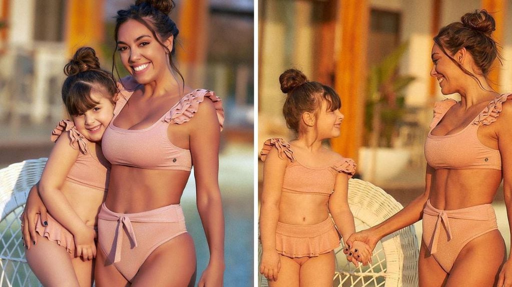 Madre e hija en composé con sus modelos de bikini.