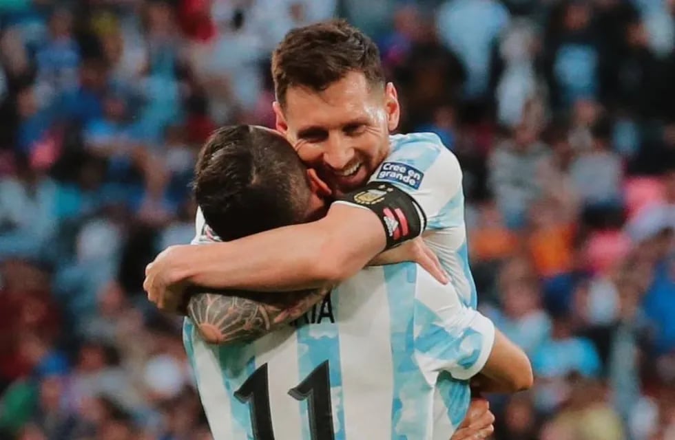 Lionel Messi y Ángel Di María festejan el segundo gol