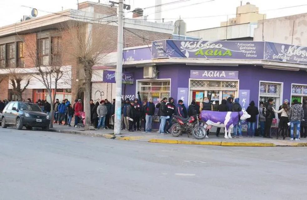 Desde muy temprano hubo fila para entregar un CV.