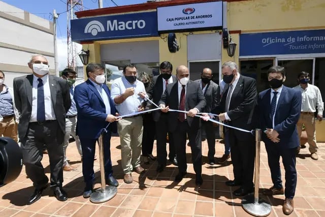 Manzur y Jaldo inauguraron cajeros automáticos San Pedro de Colalao y Benjamín Paz