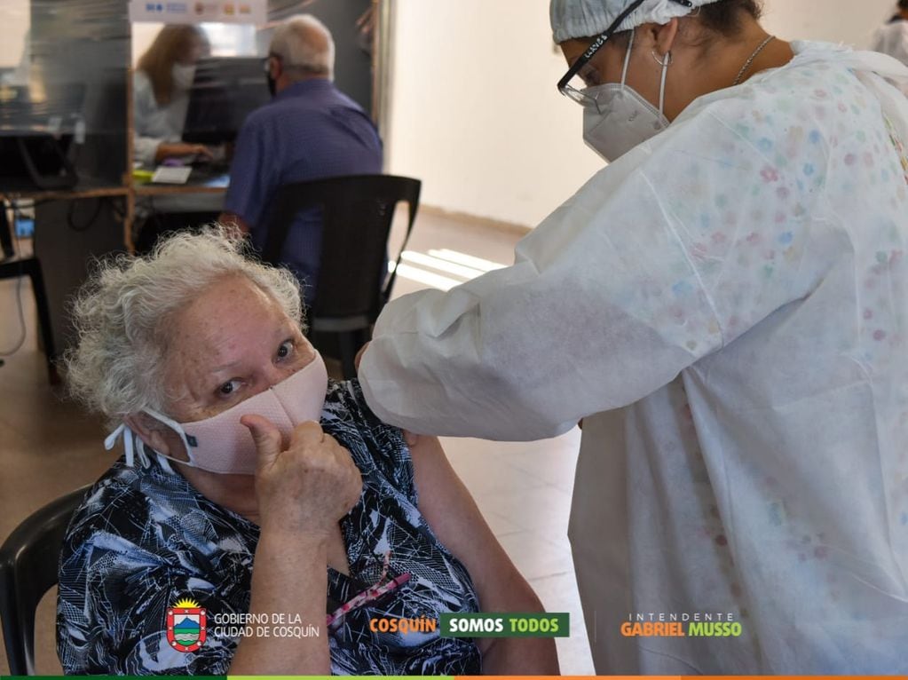 524 adultos mayores de 70 años ya fueron inmunizados contra el Covid-19 en la ciudad de Cosquín.