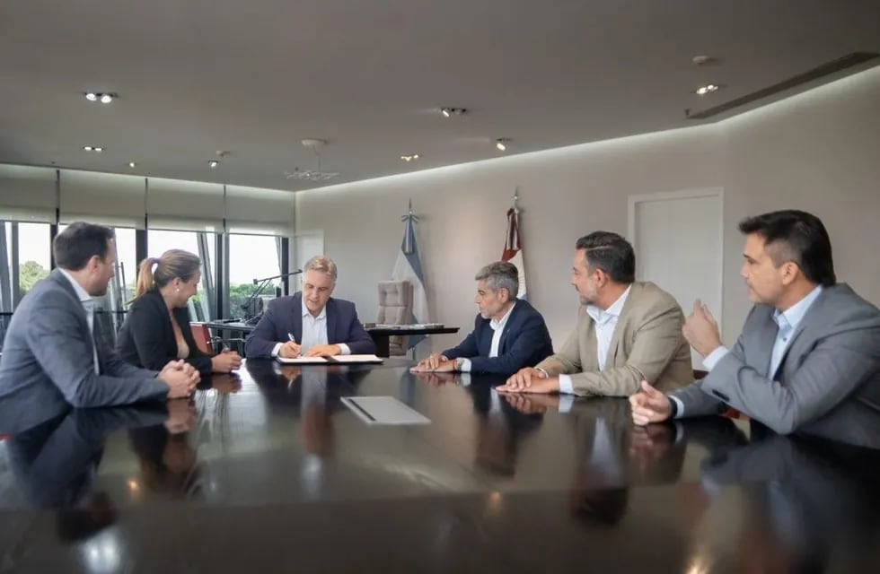 Acompañado de parte de su gabinete, el gobernador Llaryora firmó la promulgación de la nueva ley de seguridad.