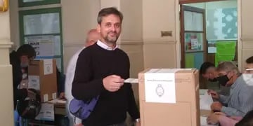 Iván Ambrosius votó en la Escuela Nº 1