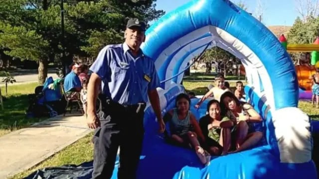 Policía de Neuquén organizó un parque de juegos inflables para niños.