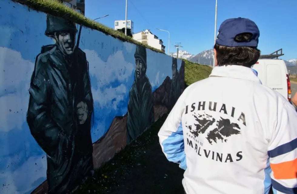 Restauración mural Malvinas en Ushuaia.