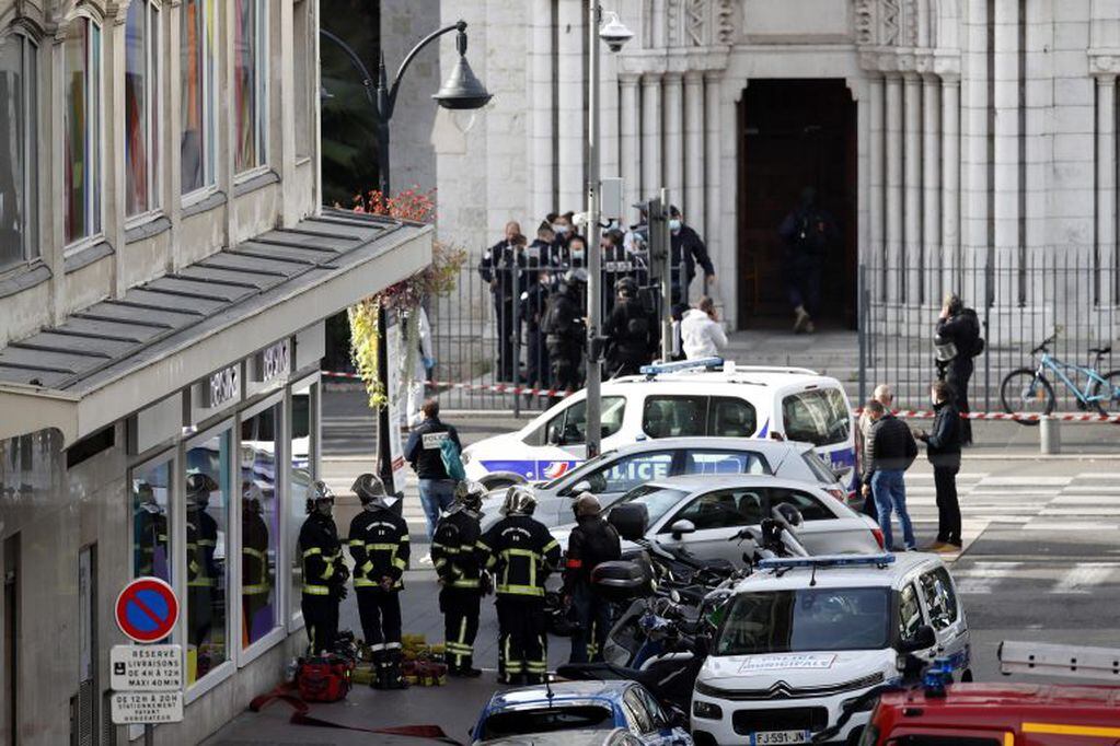 Oficiales de la policía en la entrada de la basílica en Niza, donde hubo al menos tres muertos por un ataque terrorista. (EFE)