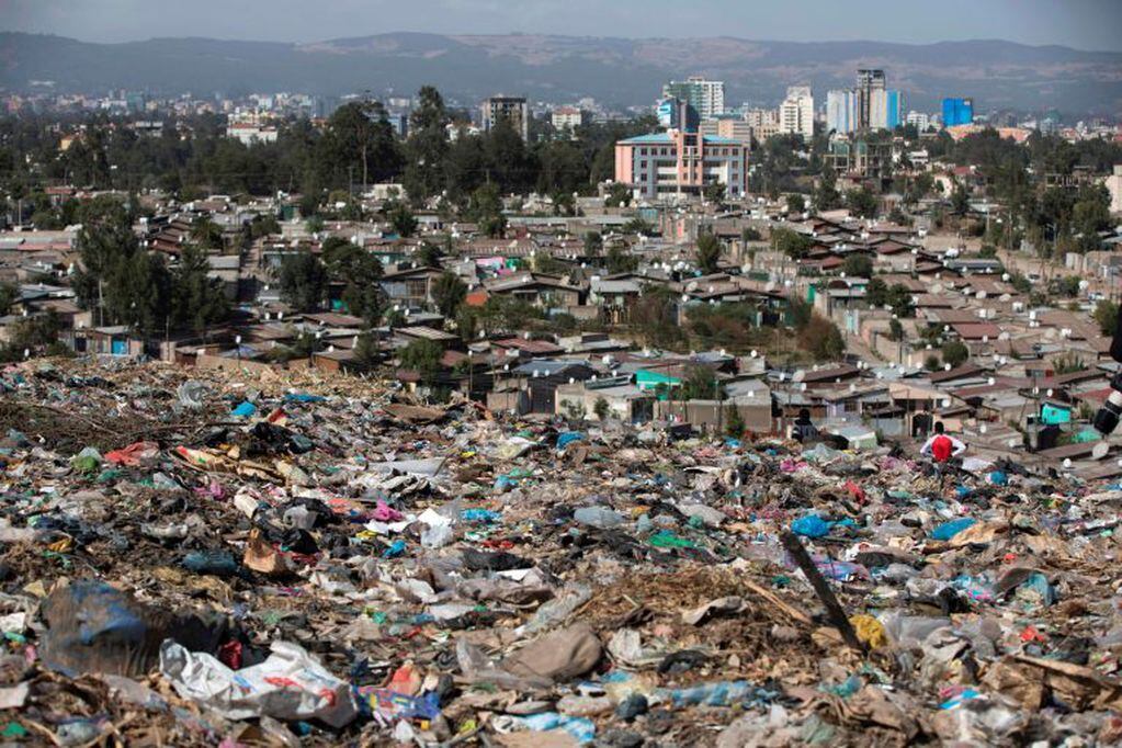 En Adís Abeba la basura es un grave problema. En marzo murieron al menos 30 personas que viven allí, aplastados por una avalancha de basura. Crédito AFP PHOTO / ZACHARIAS ABUBEKER.