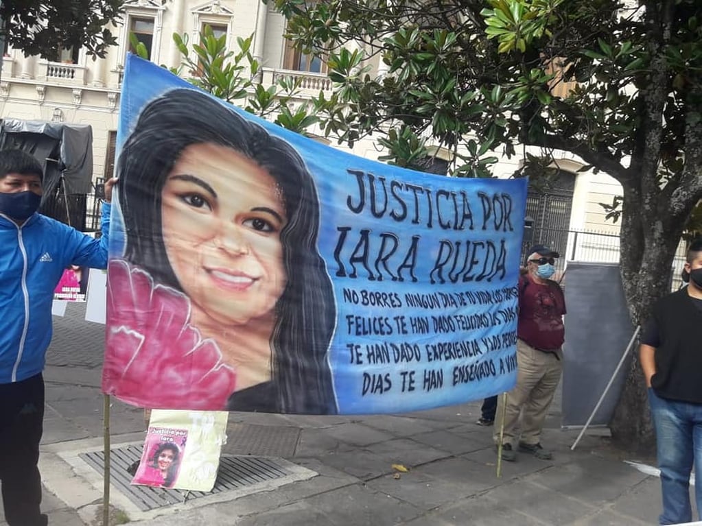 Los familiares de Iara Rueda sostienen el pedido de urgente inicio del juicio contra los imputados por el femicidio de la adolescente palpaleña.