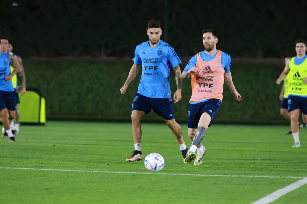 El capitán Lionel Messi en la práctica de este lunes en la Universidad de Qatar donde la selección entrenó de cara al partido con Polonia. (@Argentina)