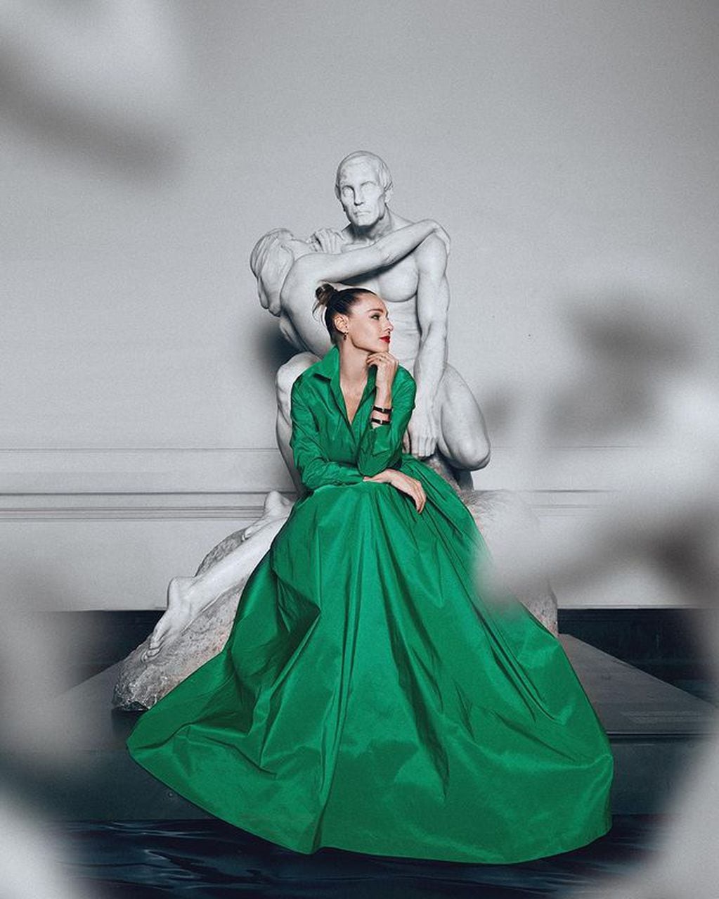 Pampita enamoró con un ostentoso vestido verde.