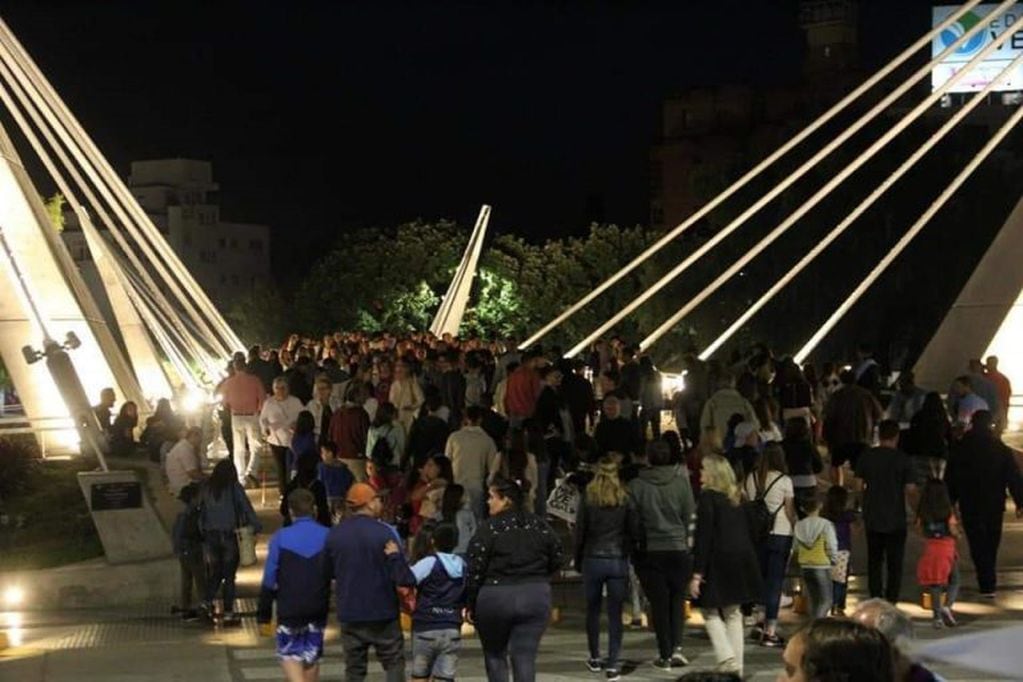 Noche de sábado en el puente "Centenario". (Foto: Municipal).