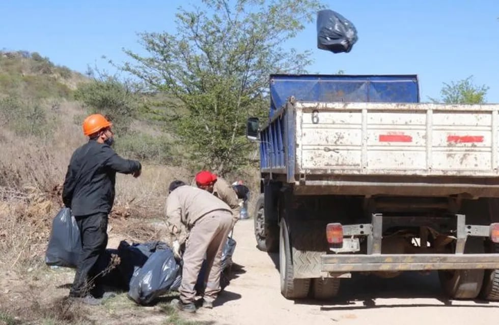 Continúa la ardua tarea de recolección de residuos en los espacios públicos de Carlos Paz