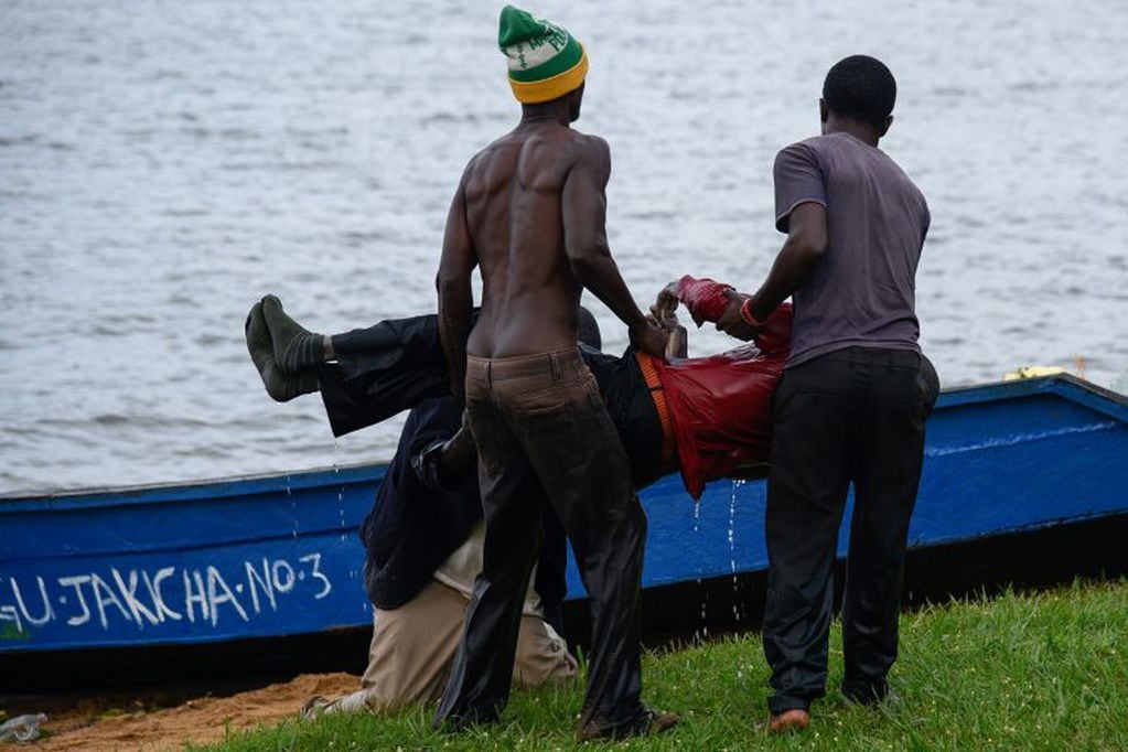 Naufragó un barco de lujo en Uganda  (AFP)