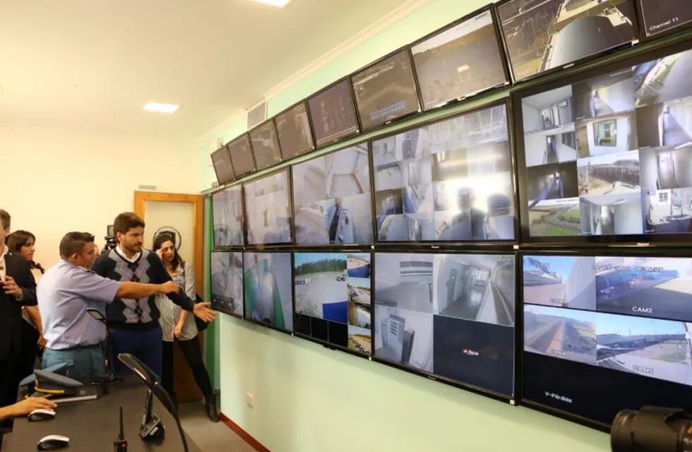 Pullaro inauguró el nuevo Centro de Monitoreo de Piñero y entregó equipamiento al Servicio Penitenciario