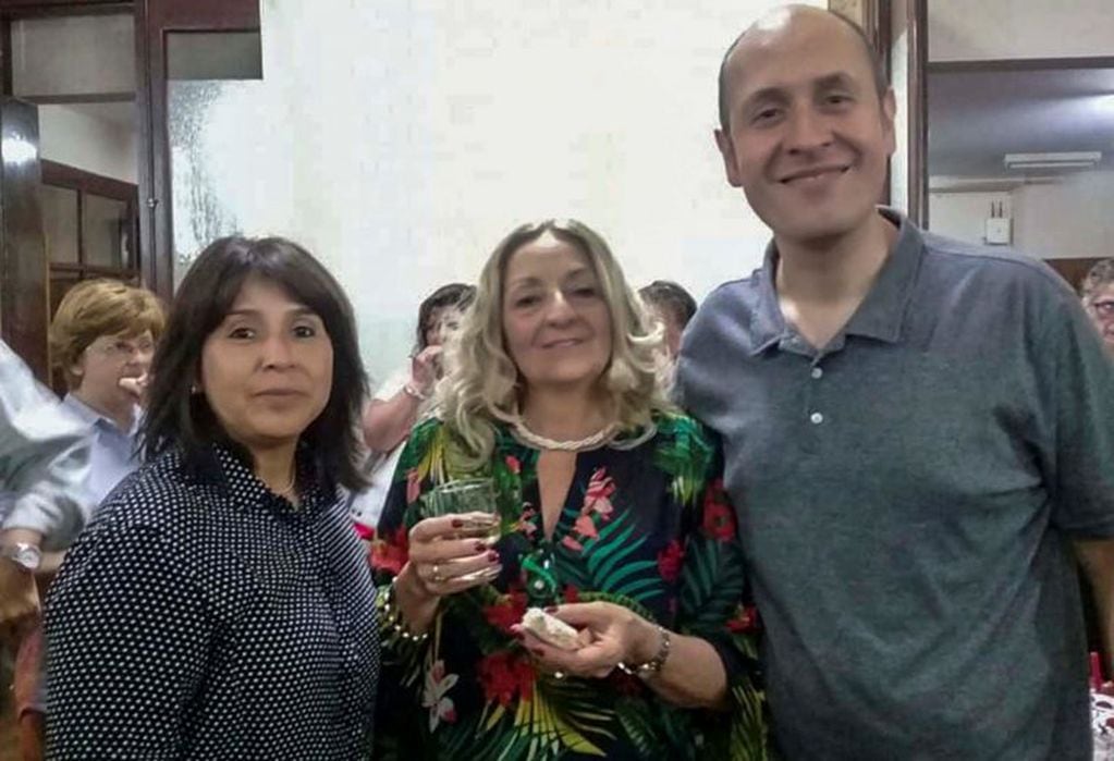 Los concejales María Galán y Matías Domínguez, con la presidente de la Biblioteca Popular "Jujuy".