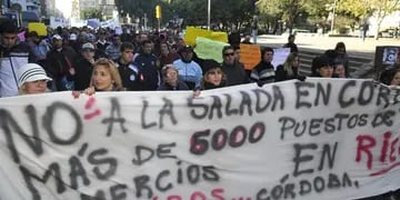 Protesta. Comerciantes de barrios aledaños a Forja protestaron frente a la Municipalidad por La Salada (Pedro Castillo/LaVoz).