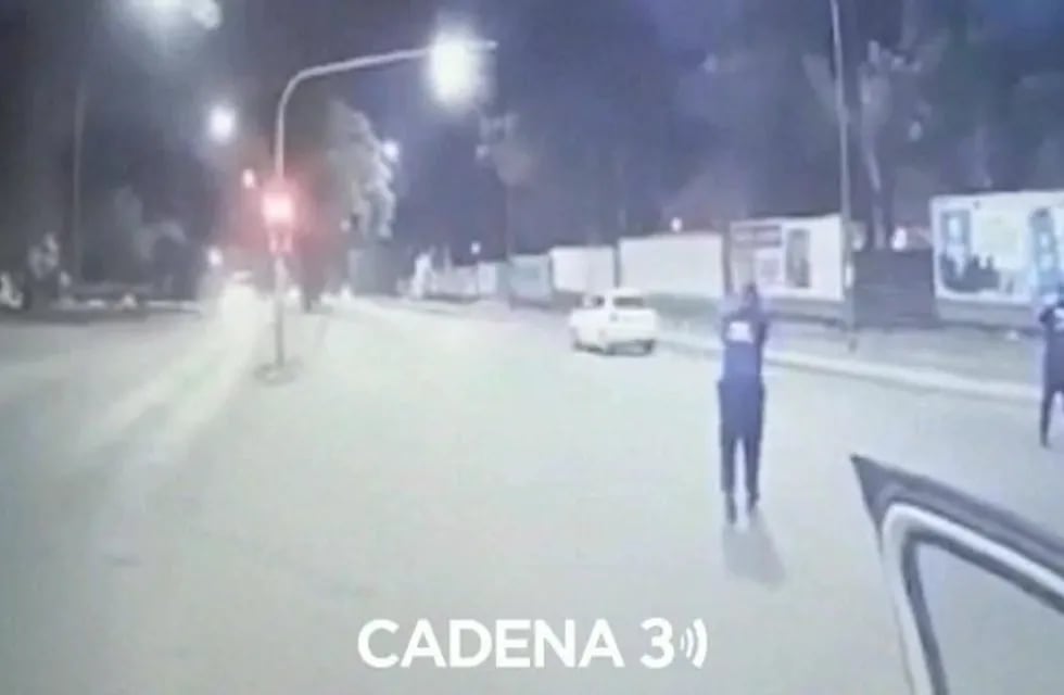 En los videos se puede ver el momento exacto en el que los policías Gómez y Alarcón le disparan al auto en el que viajaba Blas Correas.