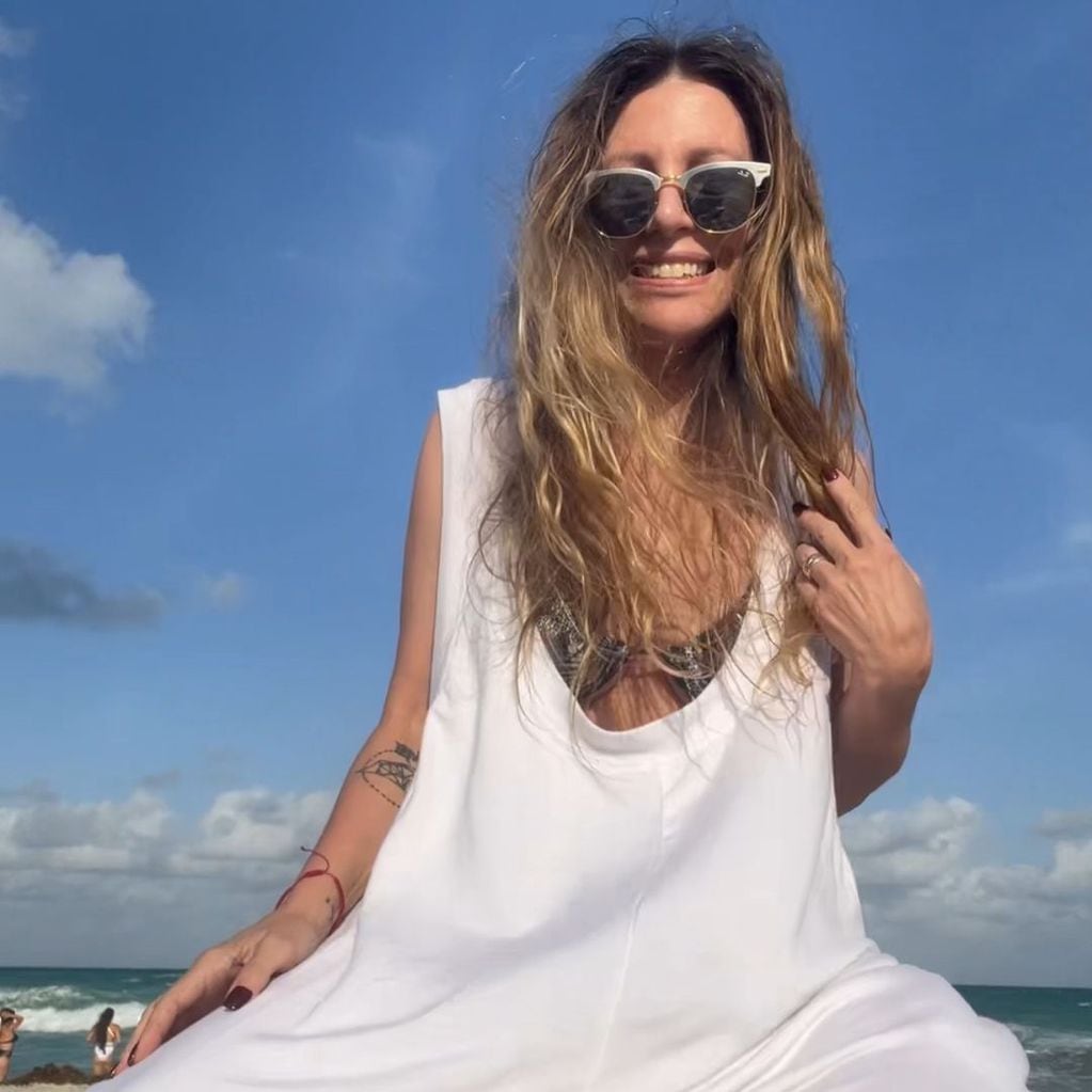 El destape de Mónica Ayos en Miami: microbikini y mucha sensualidad