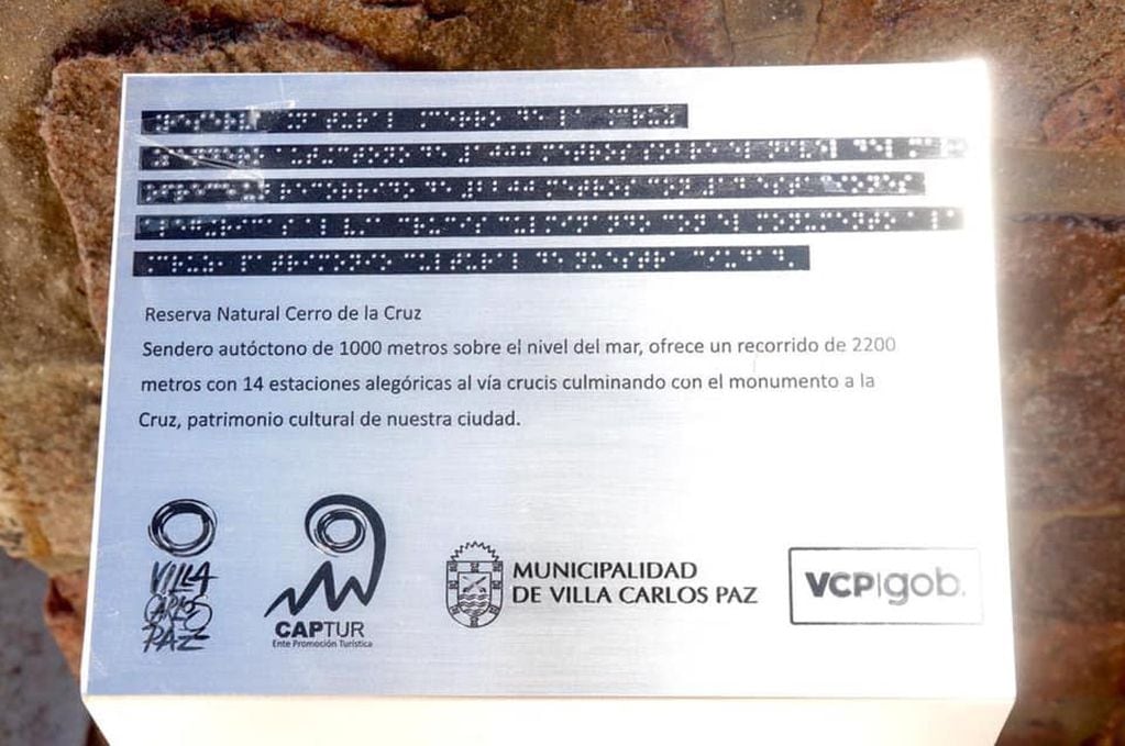 "QR" y reseñas en Braille en principales puntos turísticos de Carlos Paz.