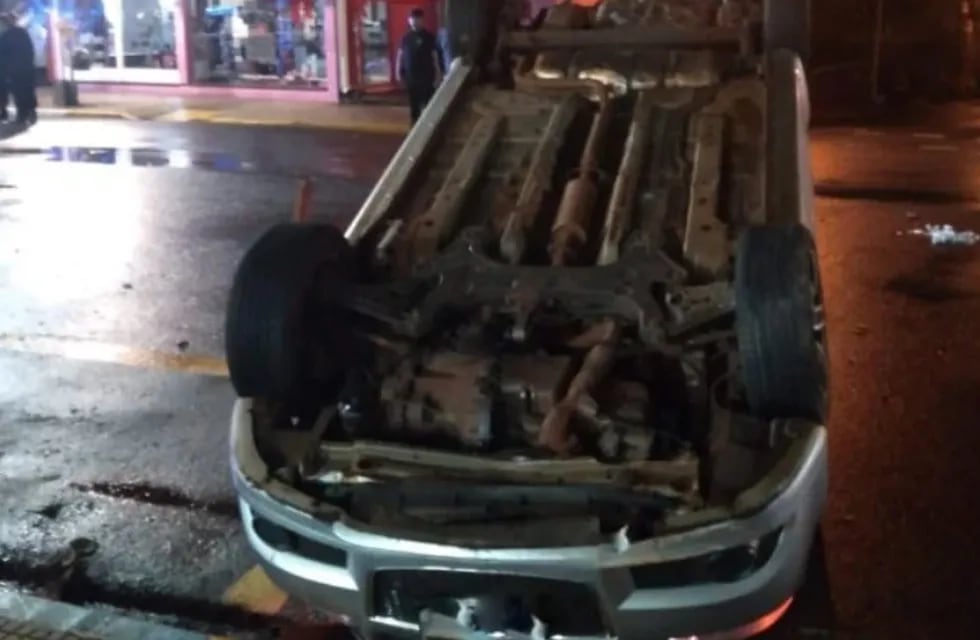 Puerto Rico: un automóvil despistó y terminó en posición invertida.