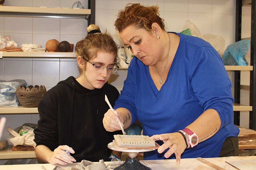Participantes de los talleres de cerámica organizados por Hospital Universitario de Torrejón