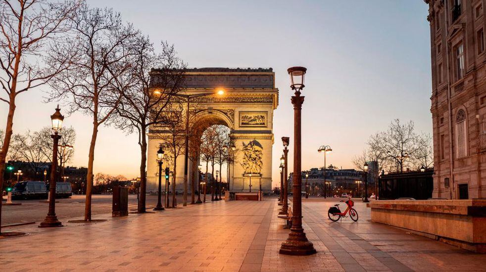 Cada vez menos se verán imágenes de una París desierta debido a que Francia flexibiliza sus cuarentenas. Foto AP.