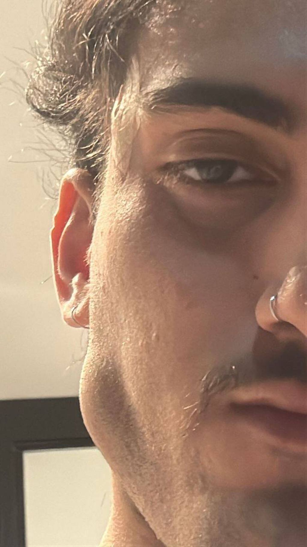 El ex "Gran Hermano" se sacó una selfie a centímetros de la cara para mostrar su nuevo perfil.