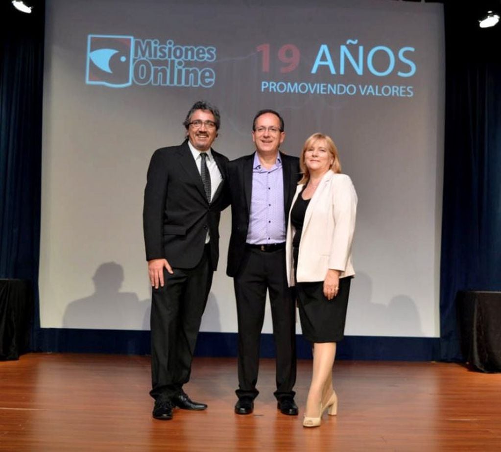 Marcelo Almada (centro) junto a Rosana Vazquez y Miguel 
Galmarini creadores de MisionesOnlin. (MisionesOnline)