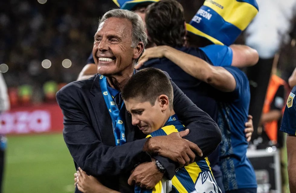 Miguel Ángel Russo ganó su primer título como director técnico de Rosario Central y lo celebró con su nieto.