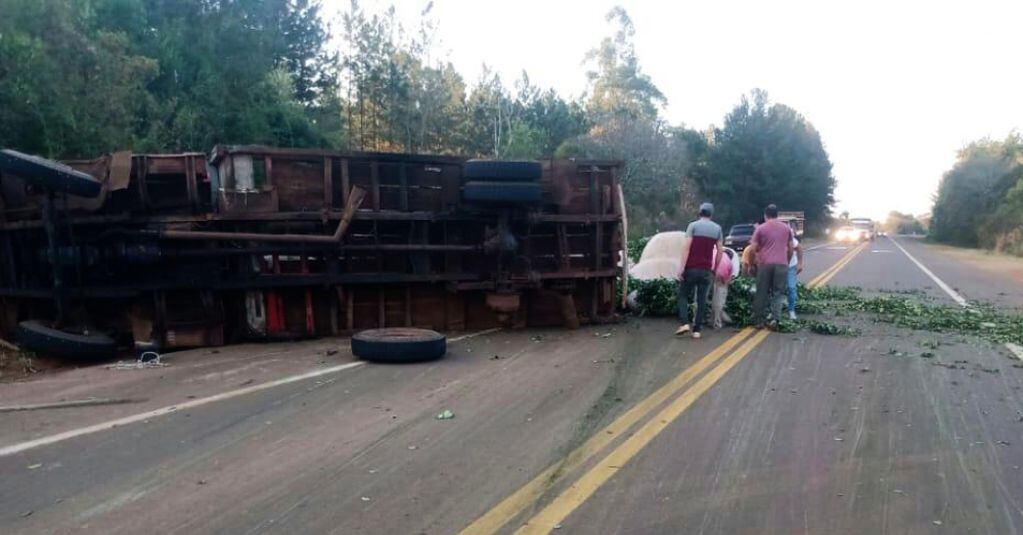 San Vicente: camión que transportaba hoja verde volcó y perdió su carga.