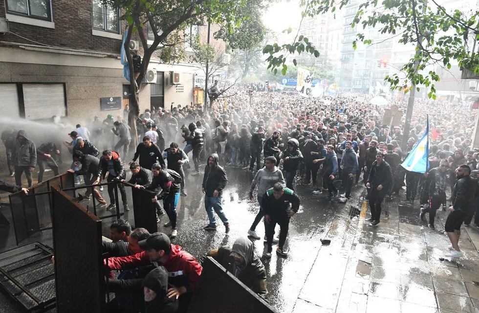 Nación y Ciudad acordaron la retirada de la manifestación y fin de los incidentes.