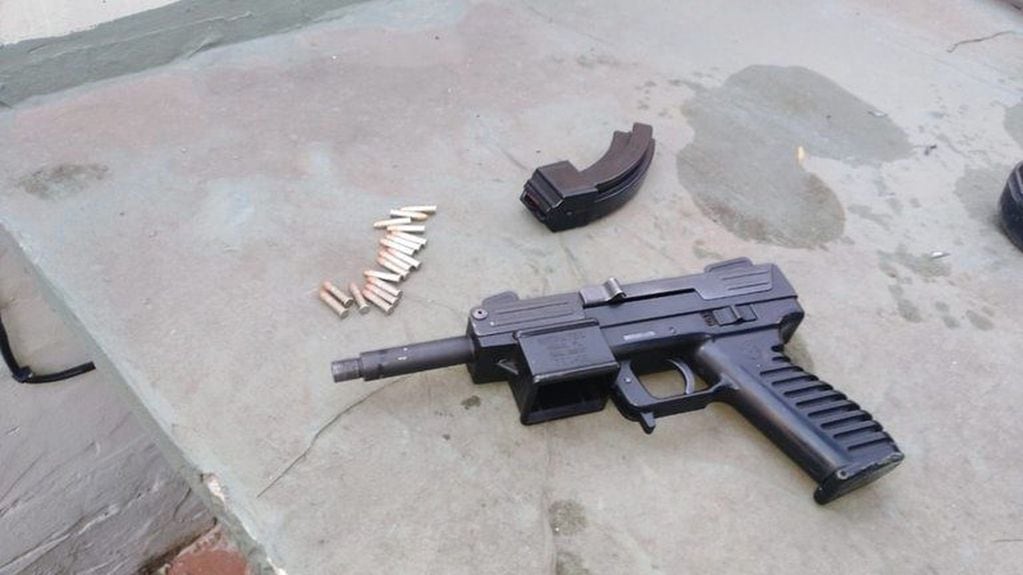 Una de las armas secuestradas tras el tiroteo en Villa Maipú.