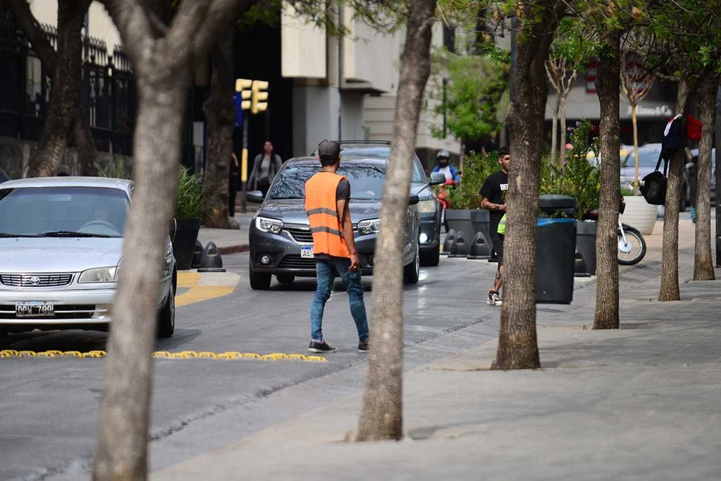El legislador cuestionó la presencia de naranjitas en las calles de Córdoba.