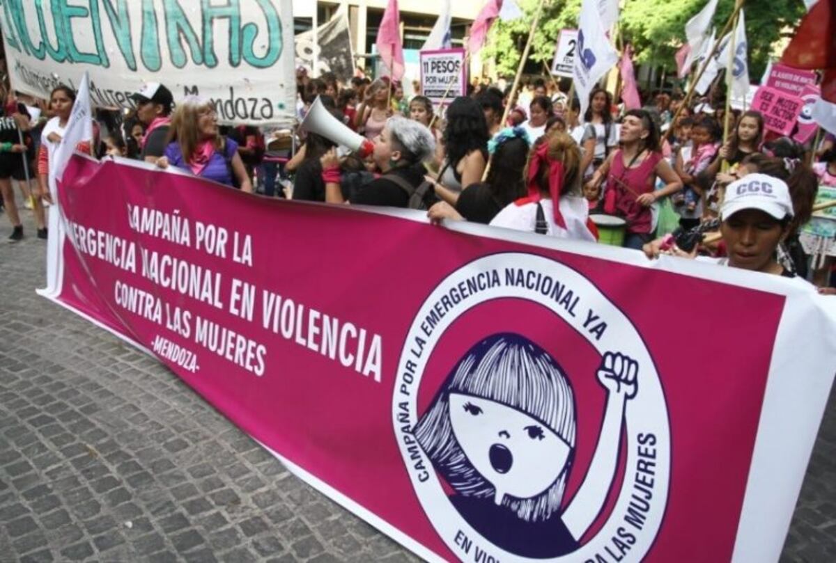 Ciento de mujeres marcharon en Mendoza contra la violencia machista