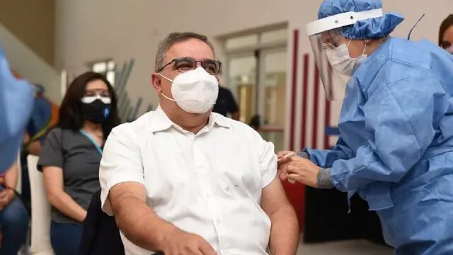 EL gobernador Raúl Jalil entre los primeros en recibir la vacuna rusa en Catamarca.
