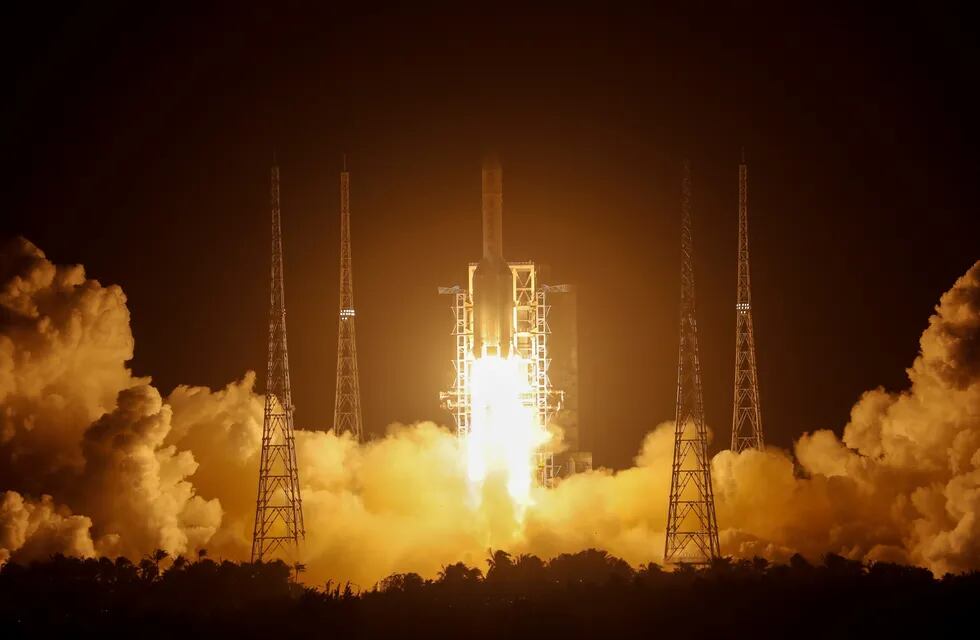 El cohete “Larga Marcha 5” propulsó la nave desde el centro espacial de Wenchang. Es la primera operación de este tipo en más de 40 años. (Foto: REUTERS/Tingshu Wang)