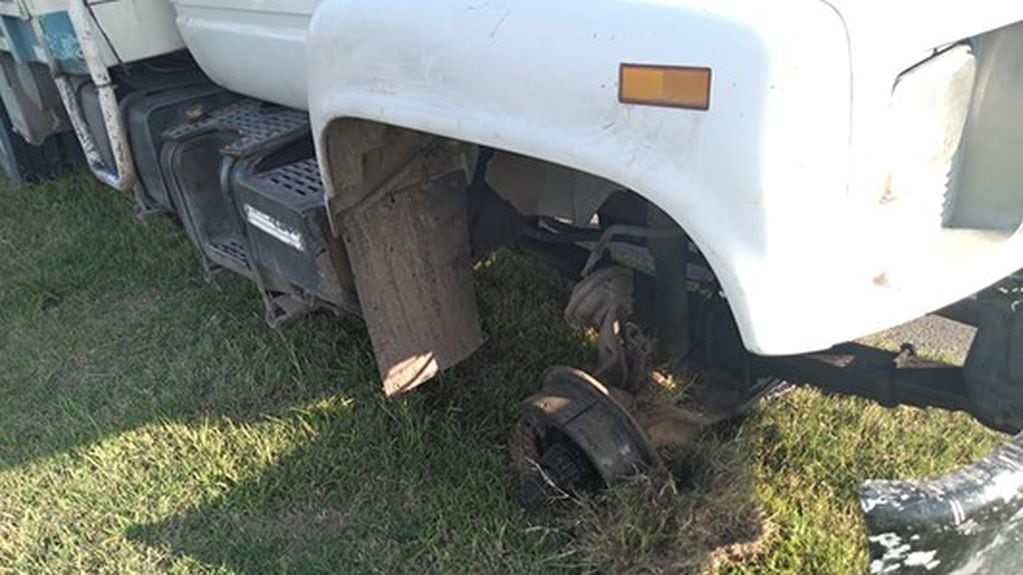 La rueda del camión se desprendió e impactó contra una moto en la Autopista Córdoba-Rosario. (Bomberos de Leones)