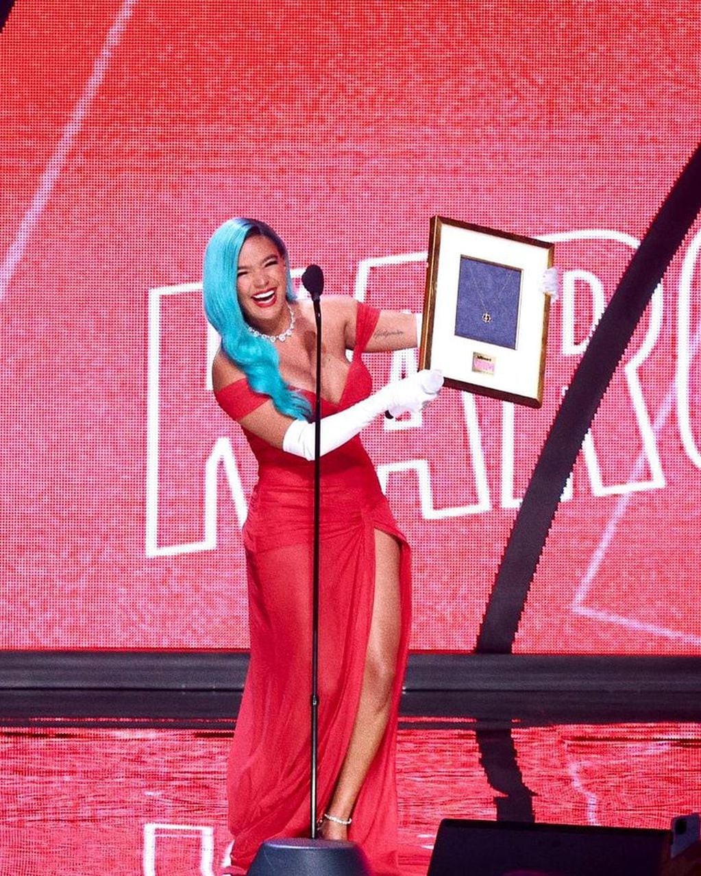 El look de Karol G en los Billboard Woman in Music Awards 2022.