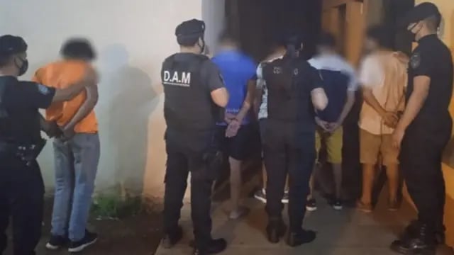 Cinco hombres detenidos acusados de abordar y robar a un hombre con un cuchillo en Posadas