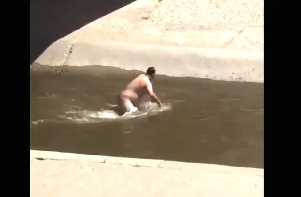 Un hombre se bañó desnudo el el Suquía debajo de uno de los puentes del Centro.