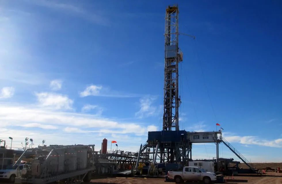 A drilling rig is seen in the Loma Campana Vaca Muerta shale oil and gas drilling site, own by Argentina's state-controlled energy company YPF, in the Patagonian province of Neuquen, Argentina June 22, 2017. Picture taken June 22, 2017.  REUTERS/Juliana Castilla neuquen  extraccion petroleo gas yacimiento de vaca muerta pozo extraccion en Loma Campana