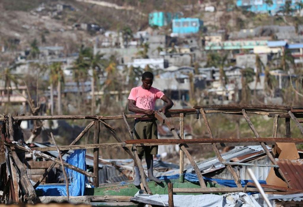 HAI01. JEREMIE (HAITI), 11/10/16.- Haitianos damnificados por el paso del huracán Matthew reconstruyen sus viviendas hoy, martes 11 de octubre de 2016, en Jeremie (Haití). Una semana después de la devastación provocada por el potente huracán Matthew en Haití, afectados empiezan a quejarse por la escasa o lenta ayuda para afrontar la situación. EFE/ORLANDO BARRÍA