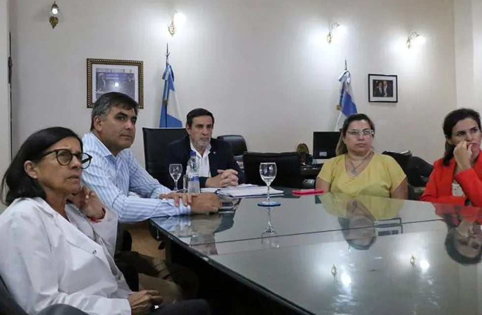 El ministro Medina Ruiz informó sobre el descenso de casos de dengue en la provincia.