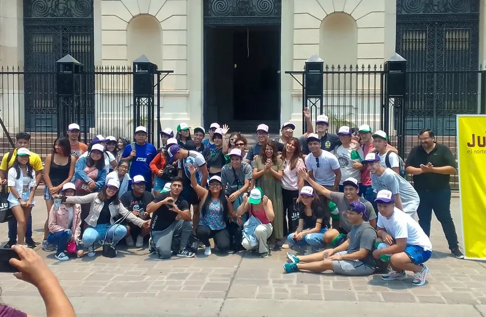 Los estudiantes de la ciudad salteña de Tartagal, en su visita a la Casa de Gobierno de Jujuy.