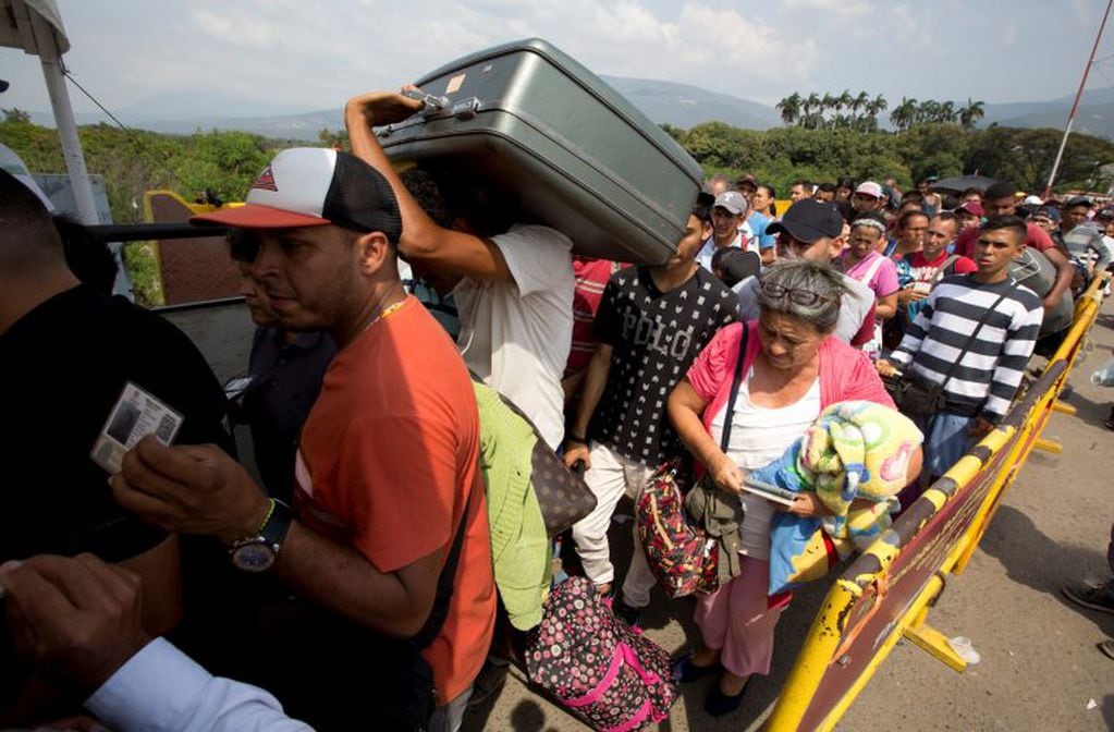 Venezolanos cruzando el puente Simon Bolivar en Colombia (Web)