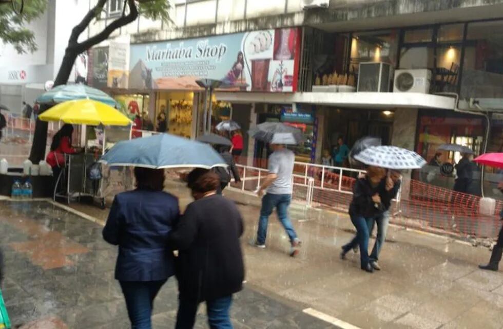 La lluvia comenzó a generar problemas en Córdoba, sobre todo en el tránsito por las calles de la ciudad.