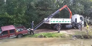 El rescate de una camioneta que cayó al arroyo de Tanti.