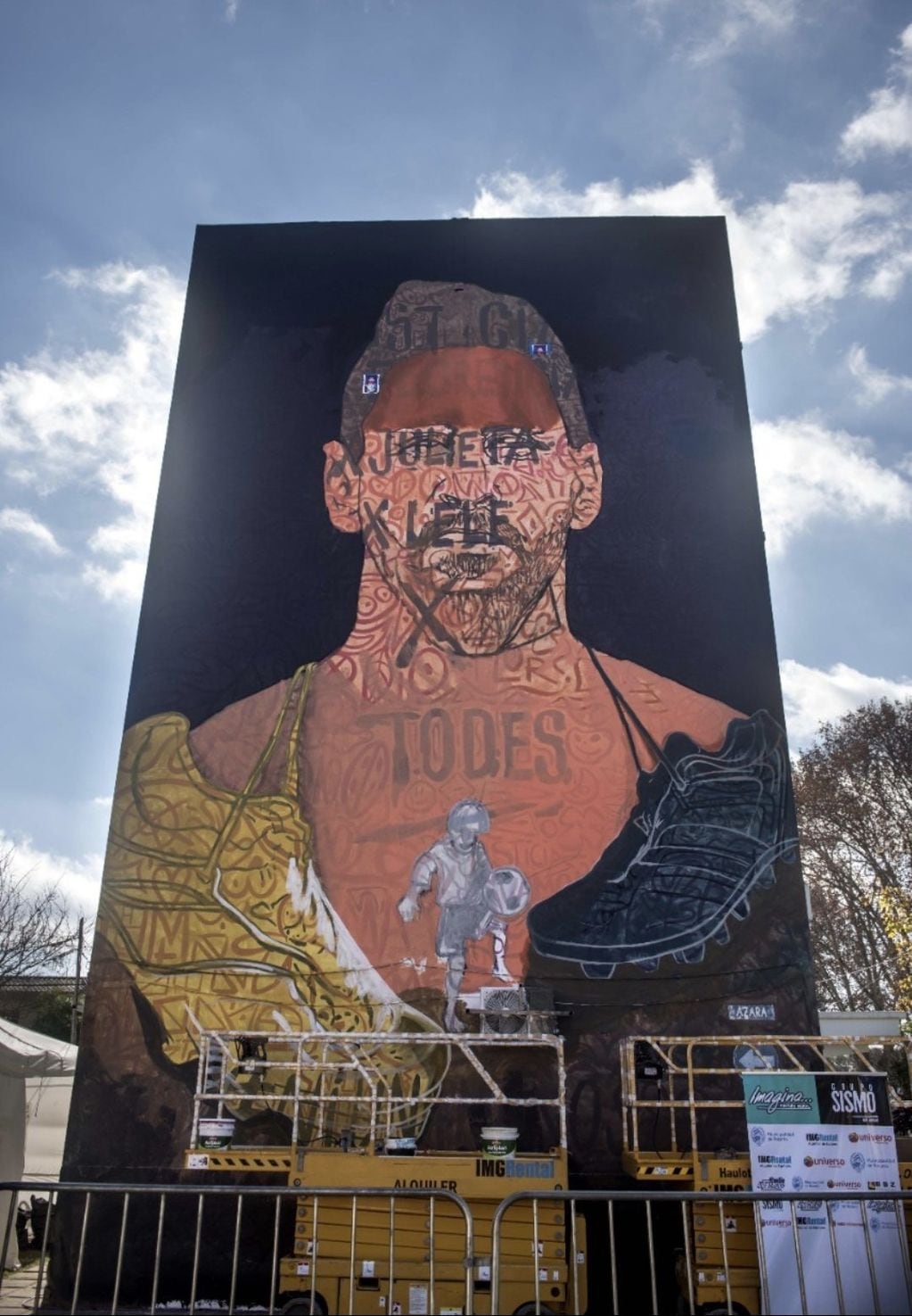 El mural con el que homenajearon a Lionel Messi en su barrio