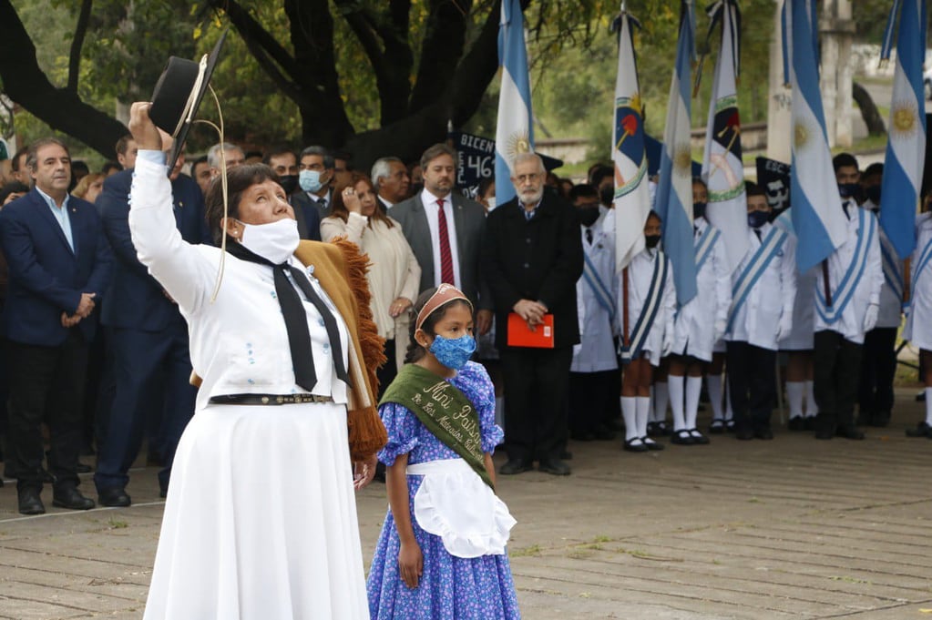 Delegaciones escolares, representantes de entidades tradicionalistas y autoridades de la Provincia y diferentes municipios, dieron marco al acto por los 429 años de San Salvador de Jujuy.